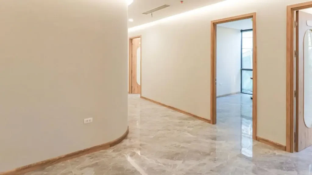 Área externa residencial com pisos e revestimentos em Uberlândia aplicados em torno da piscina